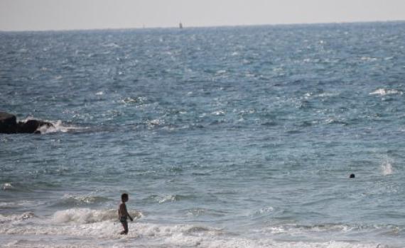 אחרי שבוע: הוסרה אזהרת הרחצה בחופי ראשון לציון