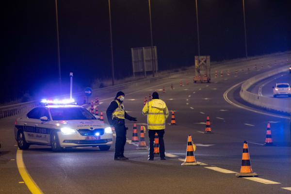 רכב עם חפץ חשוד פרץ מחסום, אחד הנוסעים נעצר
