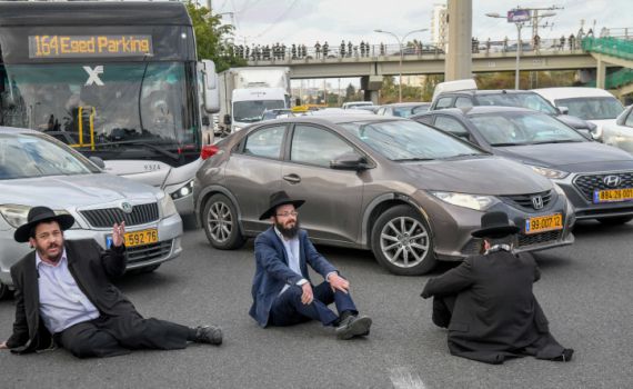 חרדים מפגינים בכביש 4: עומסי תנועה כבדים במקום