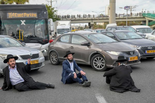 חרדים מפגינים בכביש 4: עומסי תנועה כבדים במקום