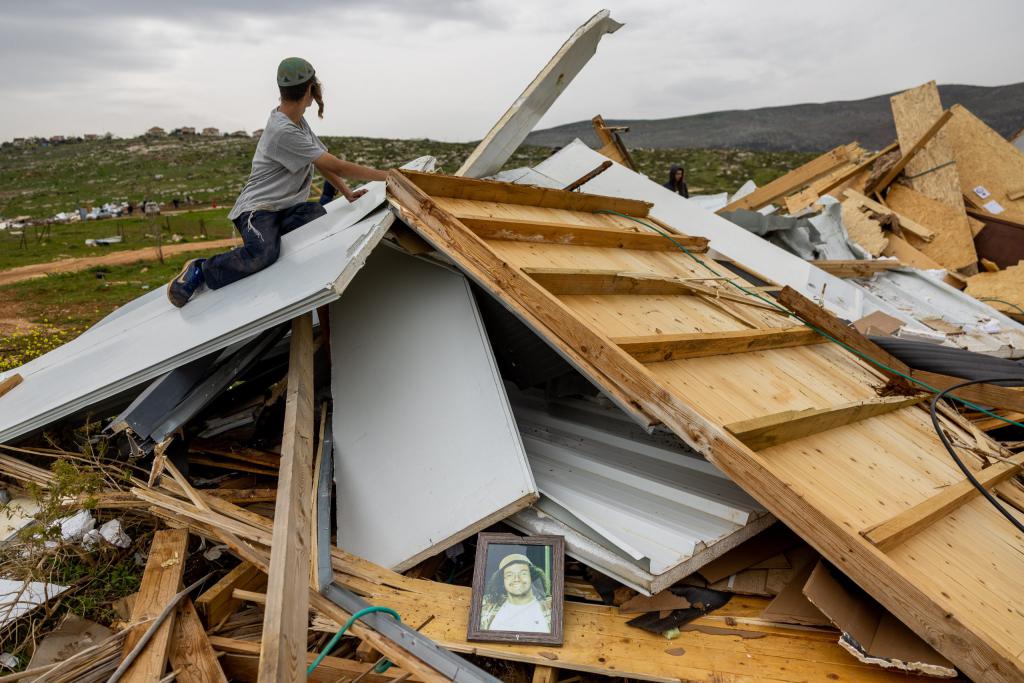 12 נערים נעצרו בפינוי מאחז בבנימין במהלך השבת