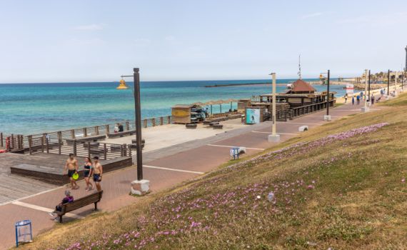 צעירות שדדו אישה, תקפו באלימות ופרצו לביתה