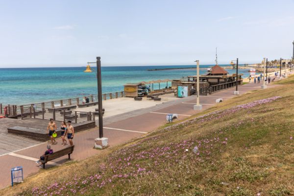 צעירות שדדו אישה, תקפו באלימות ופרצו לביתה