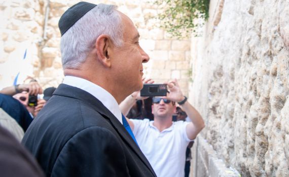 אדם לוין, ג'ניפר לופז ונתניהו נפגשים במקום אחד