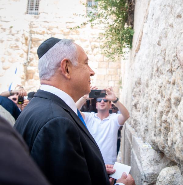 אדם לוין, ג'ניפר לופז ונתניהו נפגשים במקום אחד