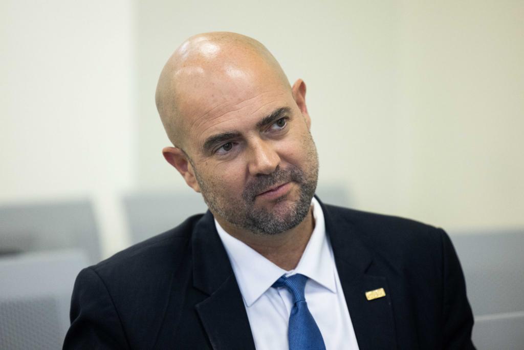 אמיר אוחנה שוב מקבל "הנחת סלב" מהימין