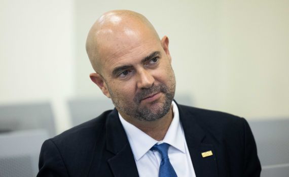 אמיר אוחנה שוב מקבל "הנחת סלב" מהימין