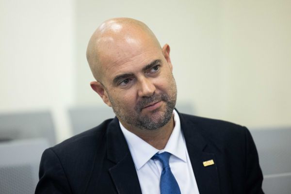 אמיר אוחנה שוב מקבל "הנחת סלב" מהימין