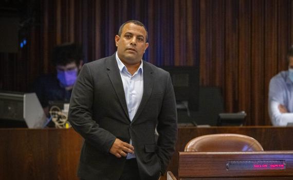 אחרי שנטש את שקד: קארה מתפצל מימינה