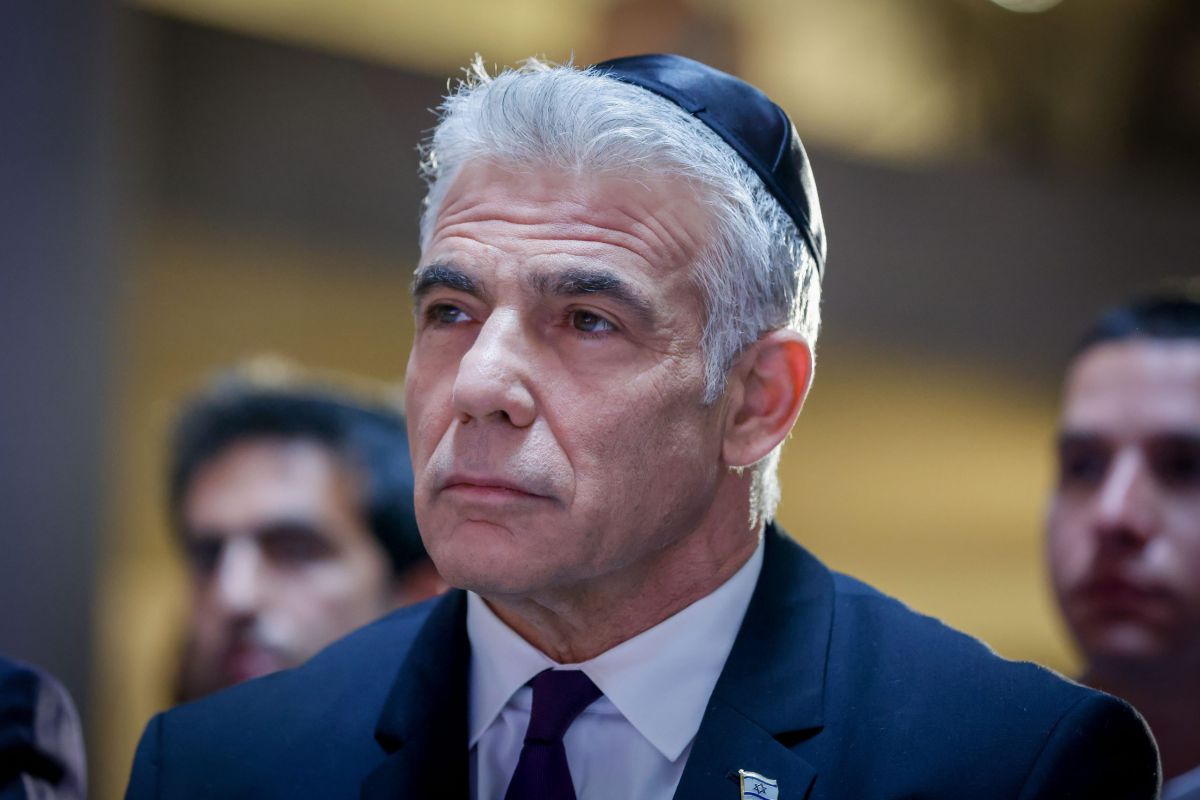 לפיד למשפחת הלוחם: מחזק אתכם בשעות הקשות