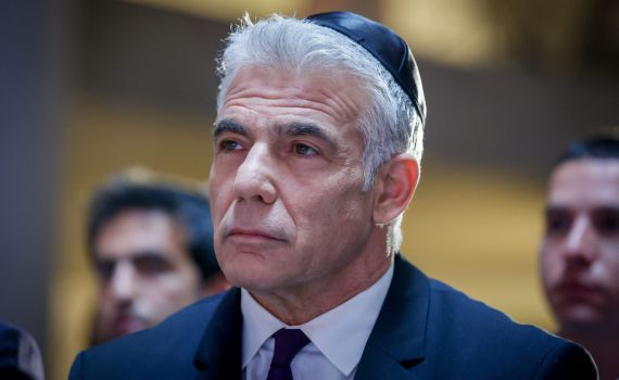 לפיד למשפחת הלוחם: מחזק אתכם בשעות הקשות