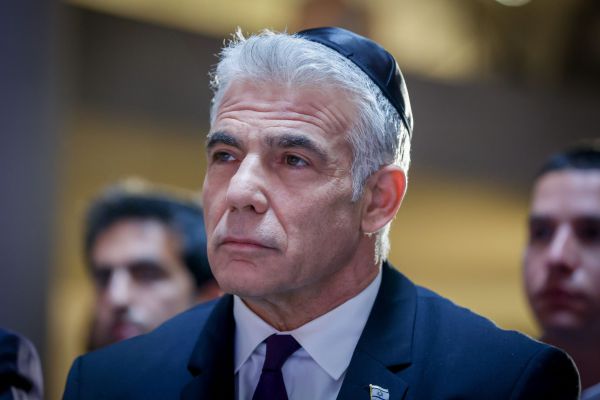 לפיד למשפחת הלוחם: מחזק אתכם בשעות הקשות