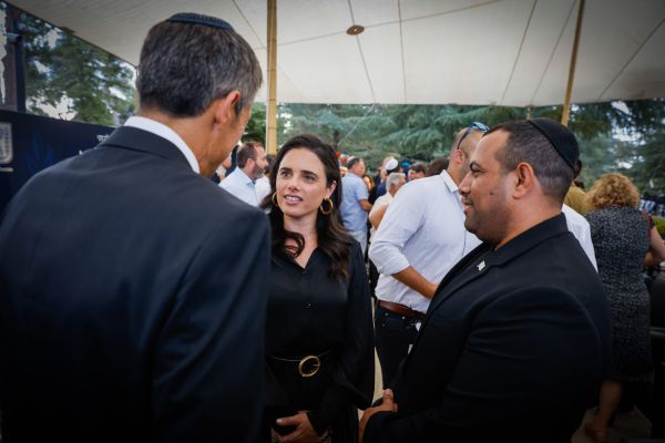 המגעים לאיחוד: קארה דוחף את שקד והנדל להסכמות