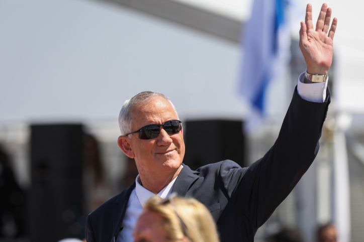 היוזמה של גנץ: טיסות לפלסטינים תמורת האג