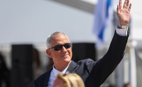 היוזמה של גנץ: טיסות לפלסטינים תמורת האג