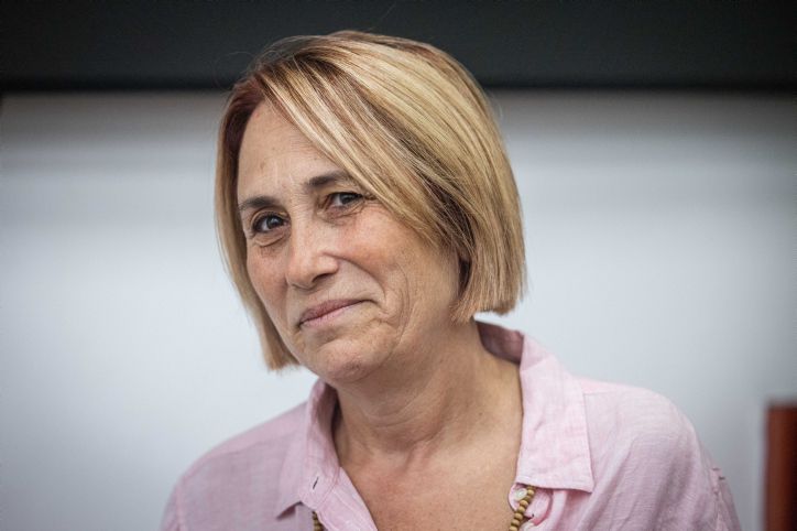 לא תהית לעצמך 'למה אני מעבירה מסמכים בחניון?'