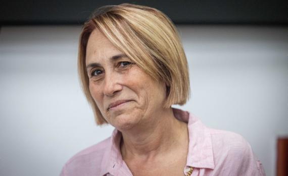 לא תהית לעצמך 'למה אני מעבירה מסמכים בחניון?'