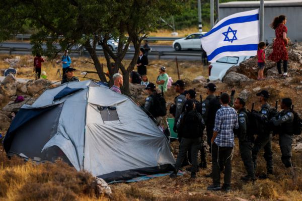 כוחות צבא ומשטרה פועלים נגד המאחזים החדשים