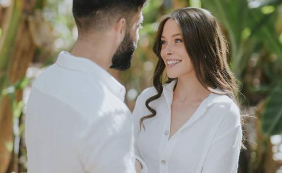 נמסנו: אליעד נחום וארוסתו בצילומי זוגיות פוטוגניים במיוחד