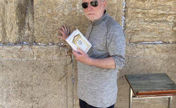 עם סידור בעברית: מגיש CNN התפלל בכותל