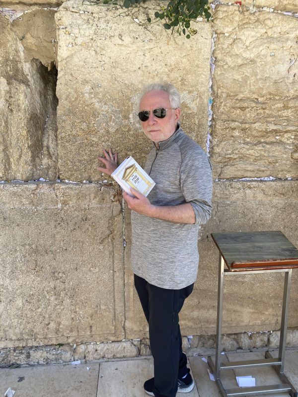 עם סידור בעברית: מגיש CNN התפלל בכותל