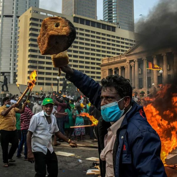 על רקע הפגנות הענק, ראש ממשלת סרי לנקה מתפטר