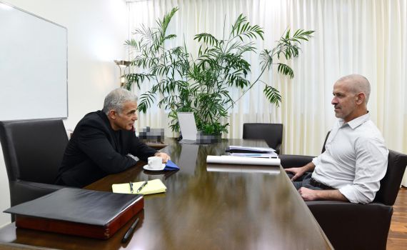 ביומו הראשון: לפיד נועד עם ראש השב"כ