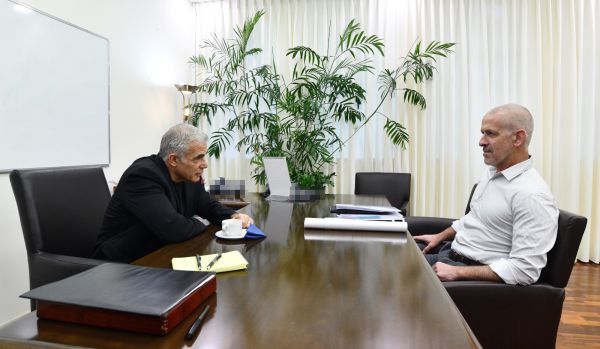 ביומו הראשון: לפיד נועד עם ראש השב"כ