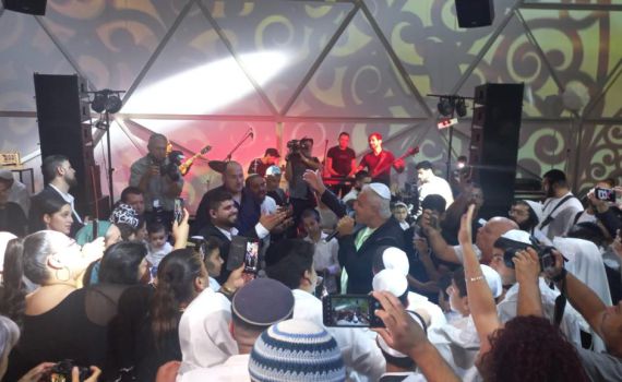 מרגש: קובי פרץ באירוע בר מצווה ליתומים | צפו