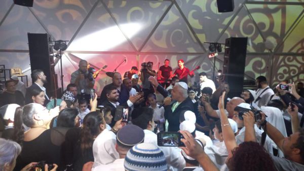 מרגש: קובי פרץ באירוע בר מצווה ליתומים | צפו