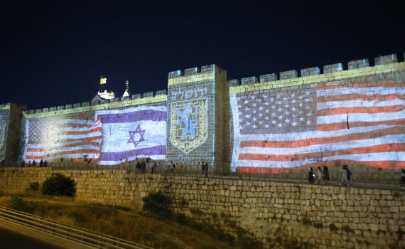 לכבוד ה-4 ביולי: חומות העיר העתיקה בדגלי ארה"ב