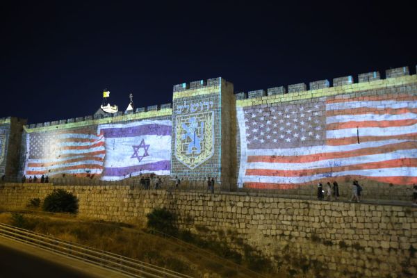 לכבוד ה-4 ביולי: חומות העיר העתיקה בדגלי ארה"ב