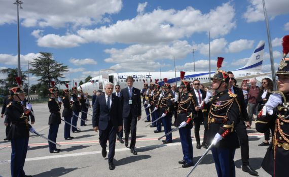 ביקור רשמי ראשון: לפיד נחת בצרפת