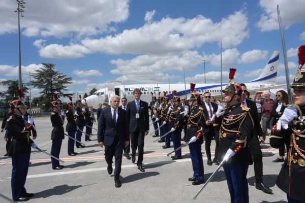 ביקור רשמי ראשון: לפיד נחת בצרפת