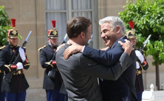 לפיד בפריז: "צריכים לעצור יחד את החימוש הגרעיני"