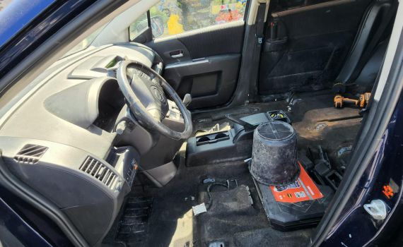 הזוי: נהג ללא מושבים; על דלי במקום כיסא | צפו