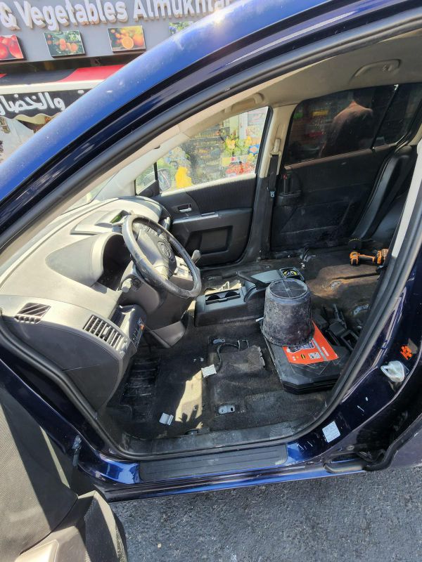 הזוי: נהג ללא מושבים; על דלי במקום כיסא | צפו