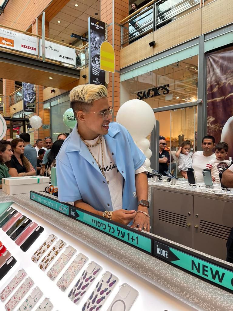 סטטיק הגיע להשקת הדוכן של iconz