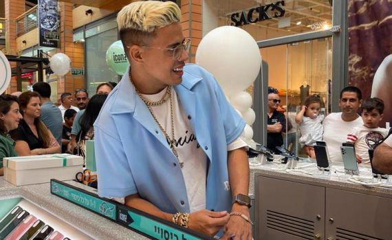 סטטיק הגיע להשקת הדוכן של iconz