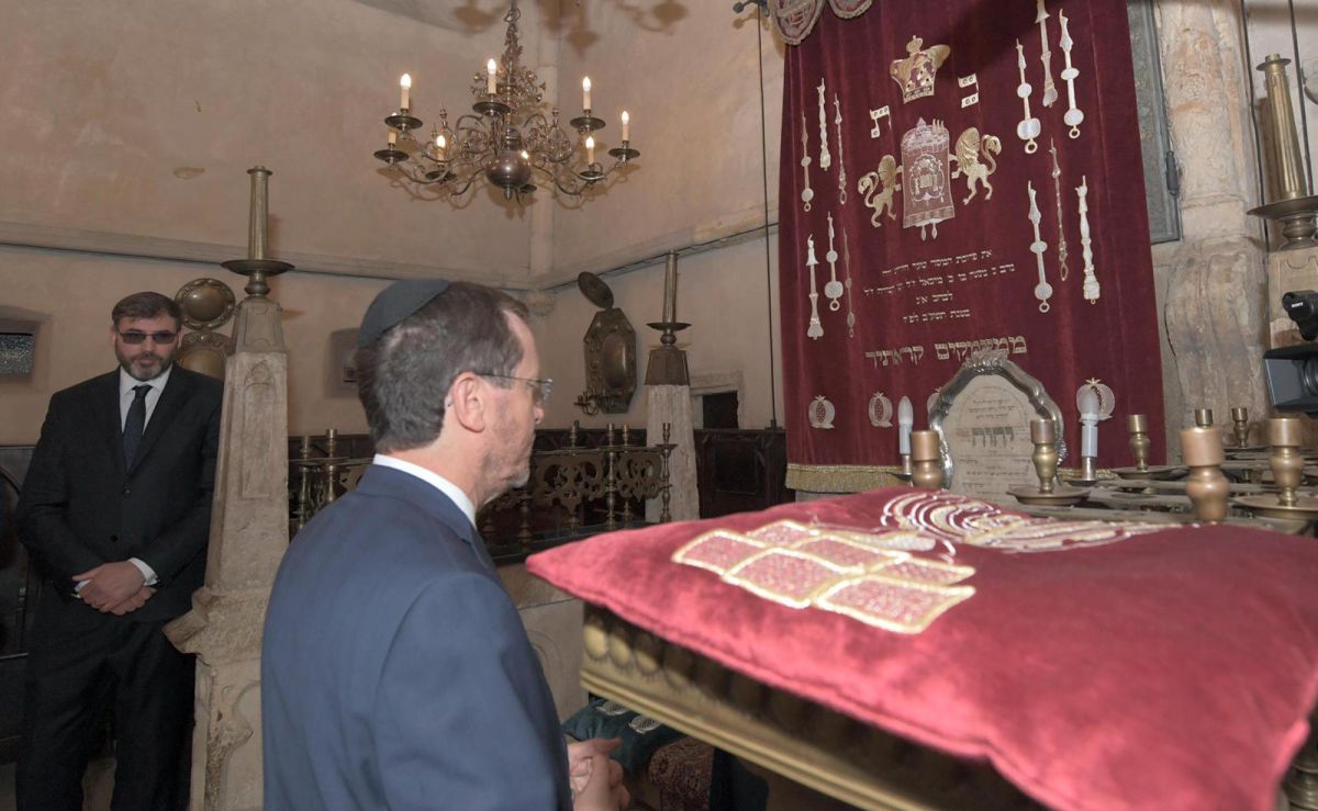 מיוחד: הרצוג בביקור בקבר המהר"ל מפראג