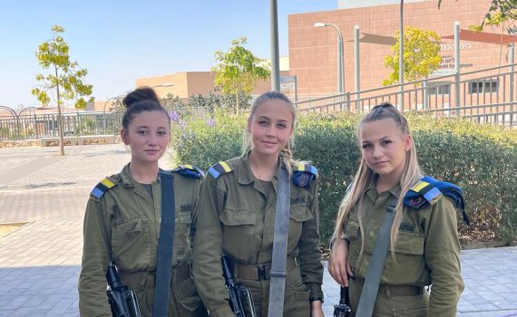 אתן לא לבד: שלוש חיילות בודדות הפכו למפקדות