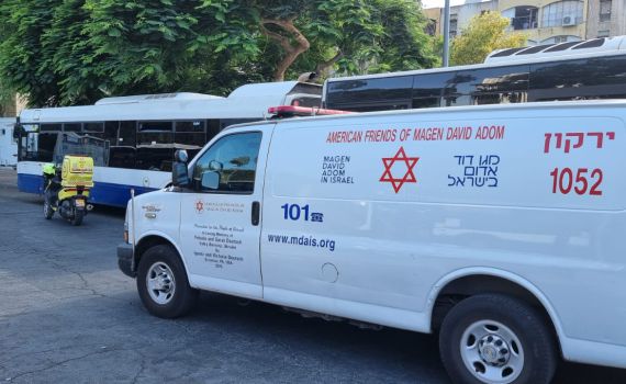 תושב תל אביב דקר נהג אוטובוס – ונמלט מהמקום