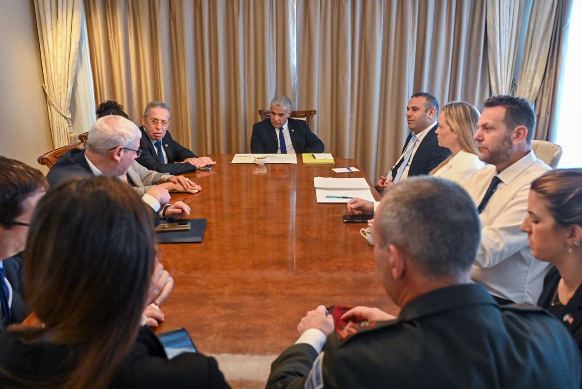 בלי אף כיפה: הכוורת של ראש הממשלה לפיד