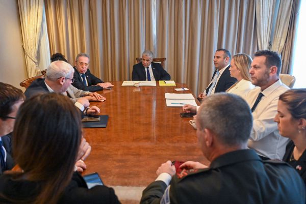 בלי אף כיפה: הכוורת של ראש הממשלה לפיד