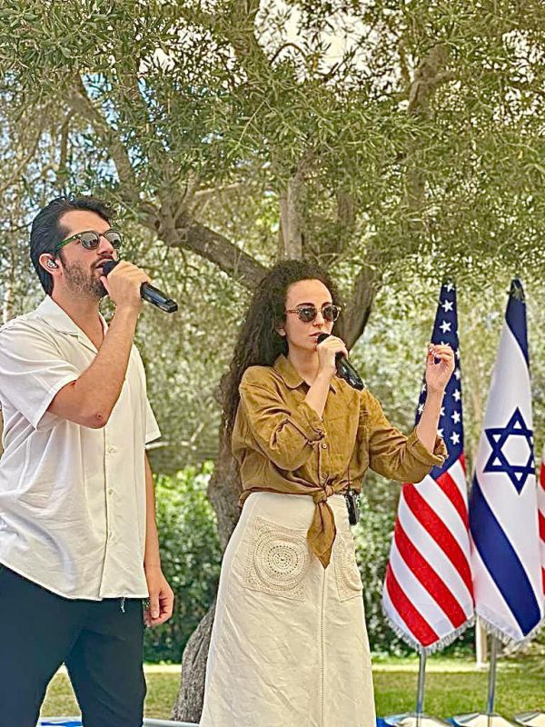 קורע: יובל דיין ורן דנקר בחזרות להופעה מול ביידן