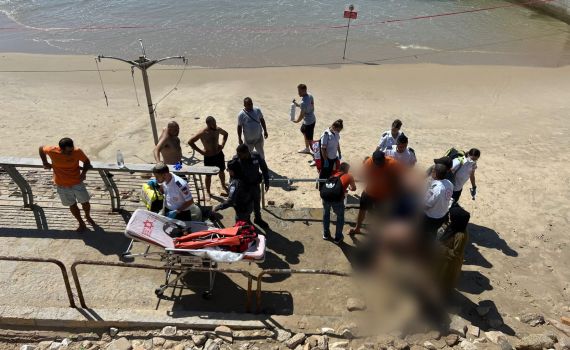 תל אביב: גבר כבן 30 נחבל בראשו משובר גלים