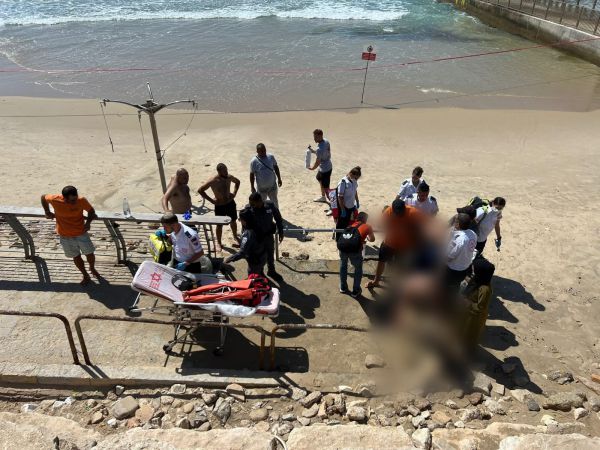 תל אביב: גבר כבן 30 נחבל בראשו משובר גלים