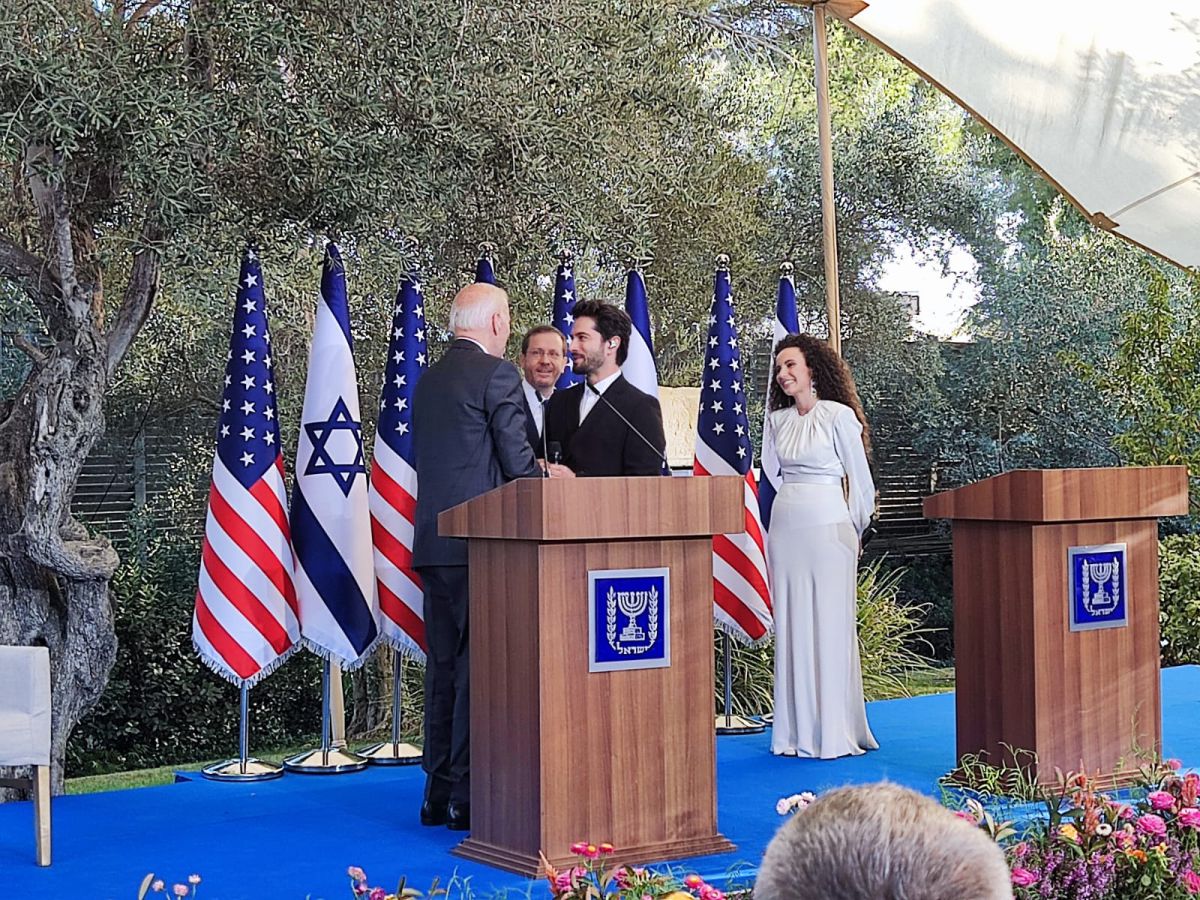 צפו: ביצוע מרגש של 'לו יהי' בפני הנשיא ביידן