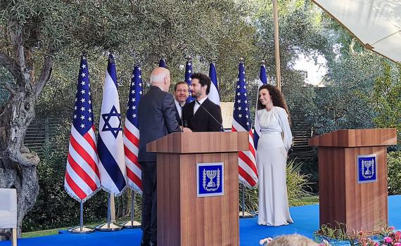 צפו: ביצוע מרגש של 'לו יהי' בפני הנשיא ביידן