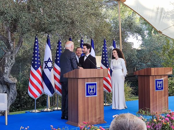 צפו: ביצוע מרגש של 'לו יהי' בפני הנשיא ביידן